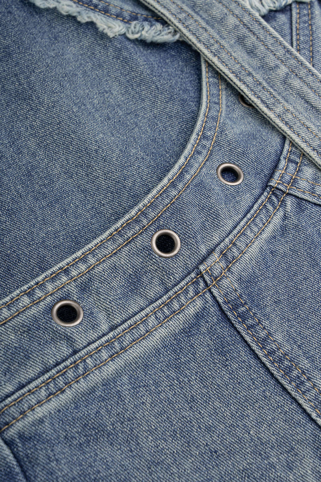 Jeans met riem en rafelrand