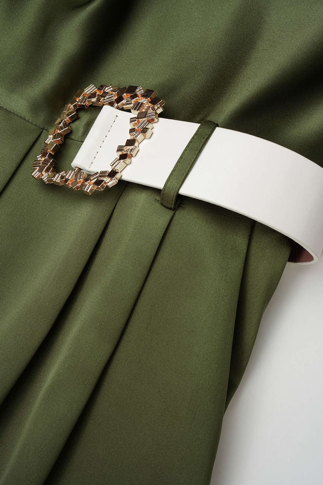 Satijnen jumpsuit met watervalhals en riem