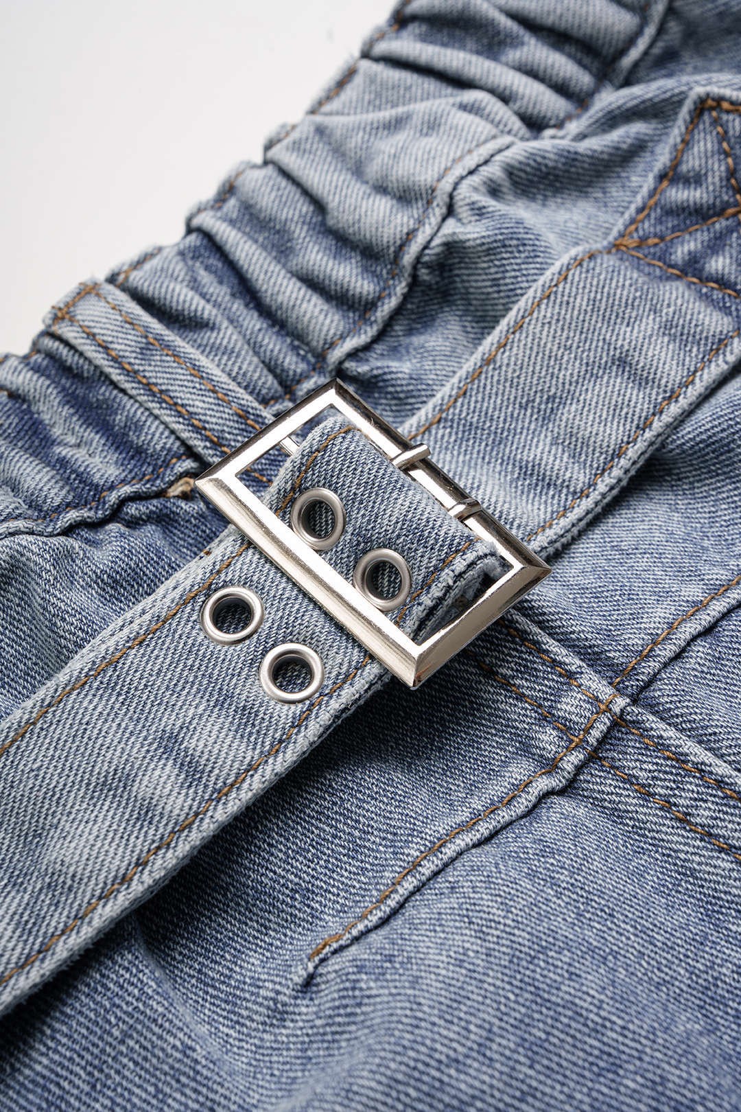 Jeans met zakken en gesp