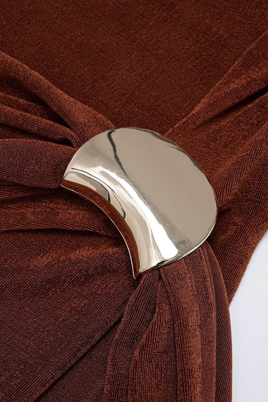Mesh metallic minijurk met één schouder en ruches