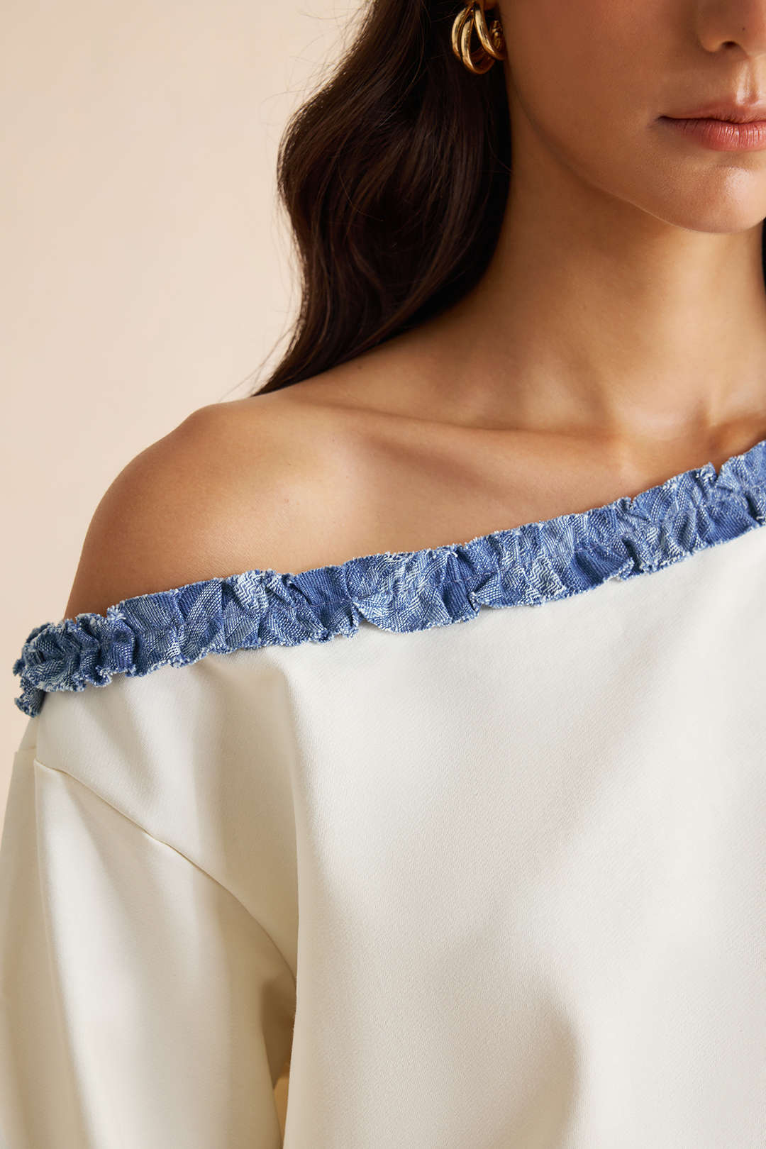 Patchwork denim sweater met één schouder