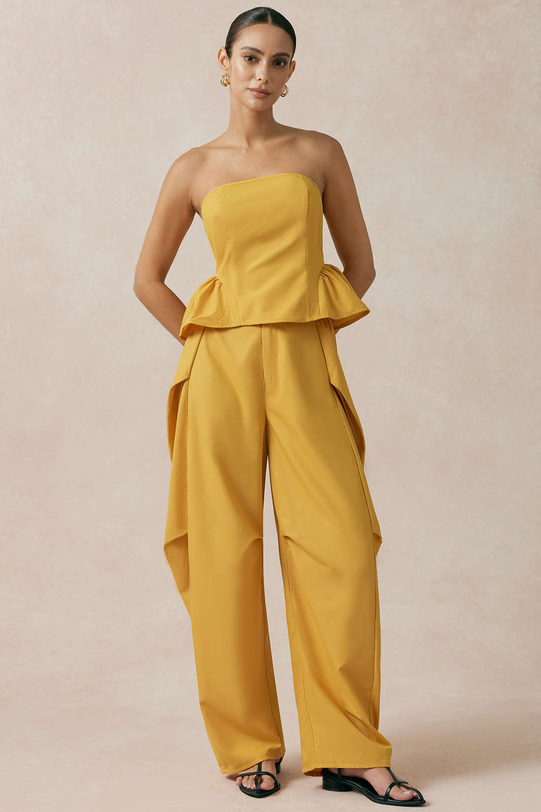 Effen broek met ruches en ballonmodel