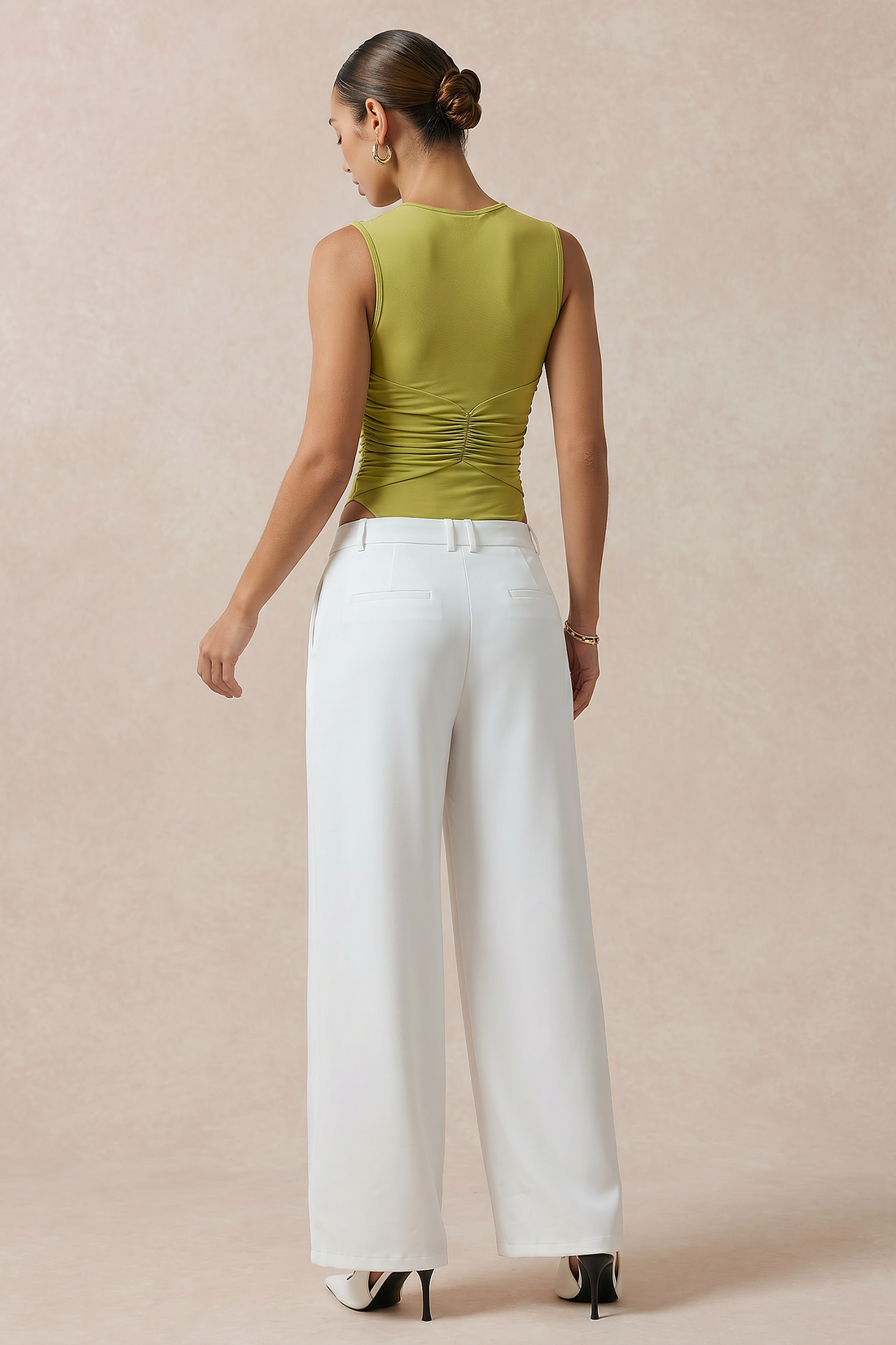 Metallic mouwloze body met V-hals, ruches en knoopjes