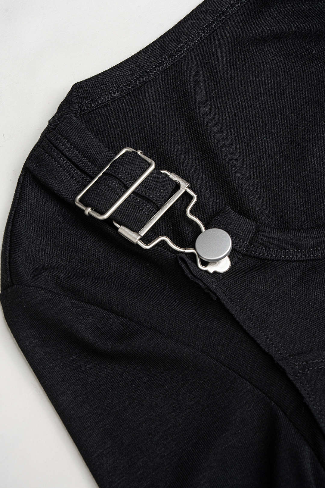 T-shirt met ronde hals, uitsnijding en lange mouwen