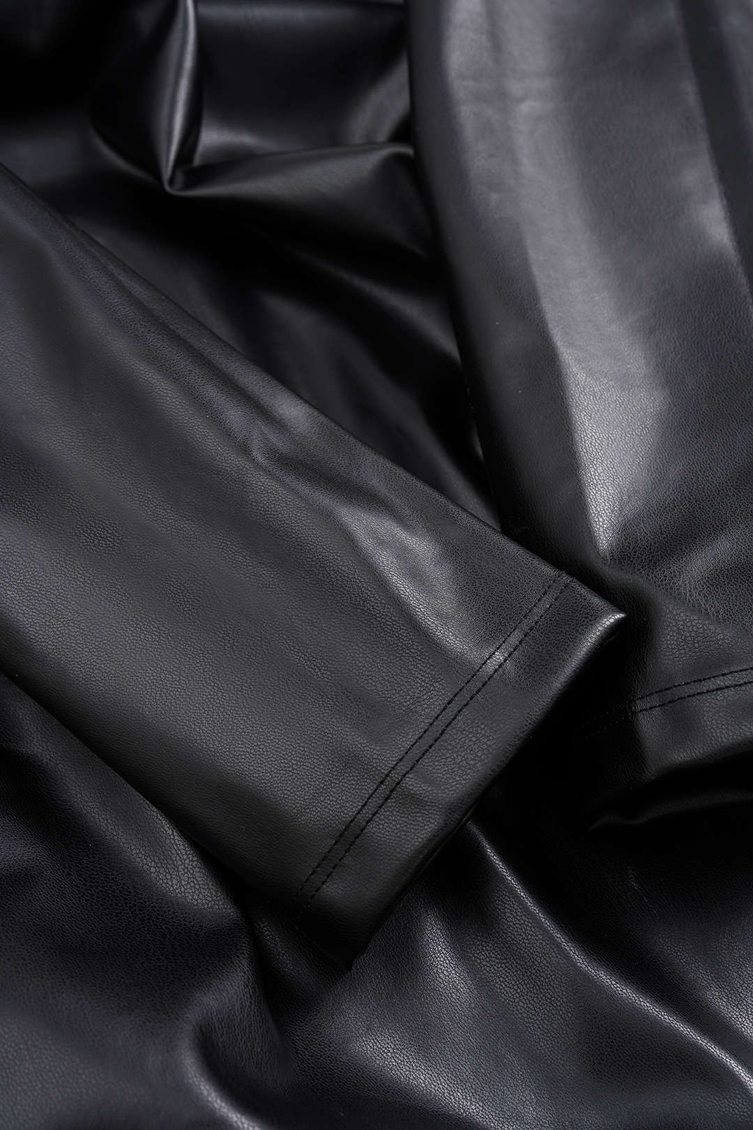 Leren-look minijurk met kettingdetail en blote schouders
