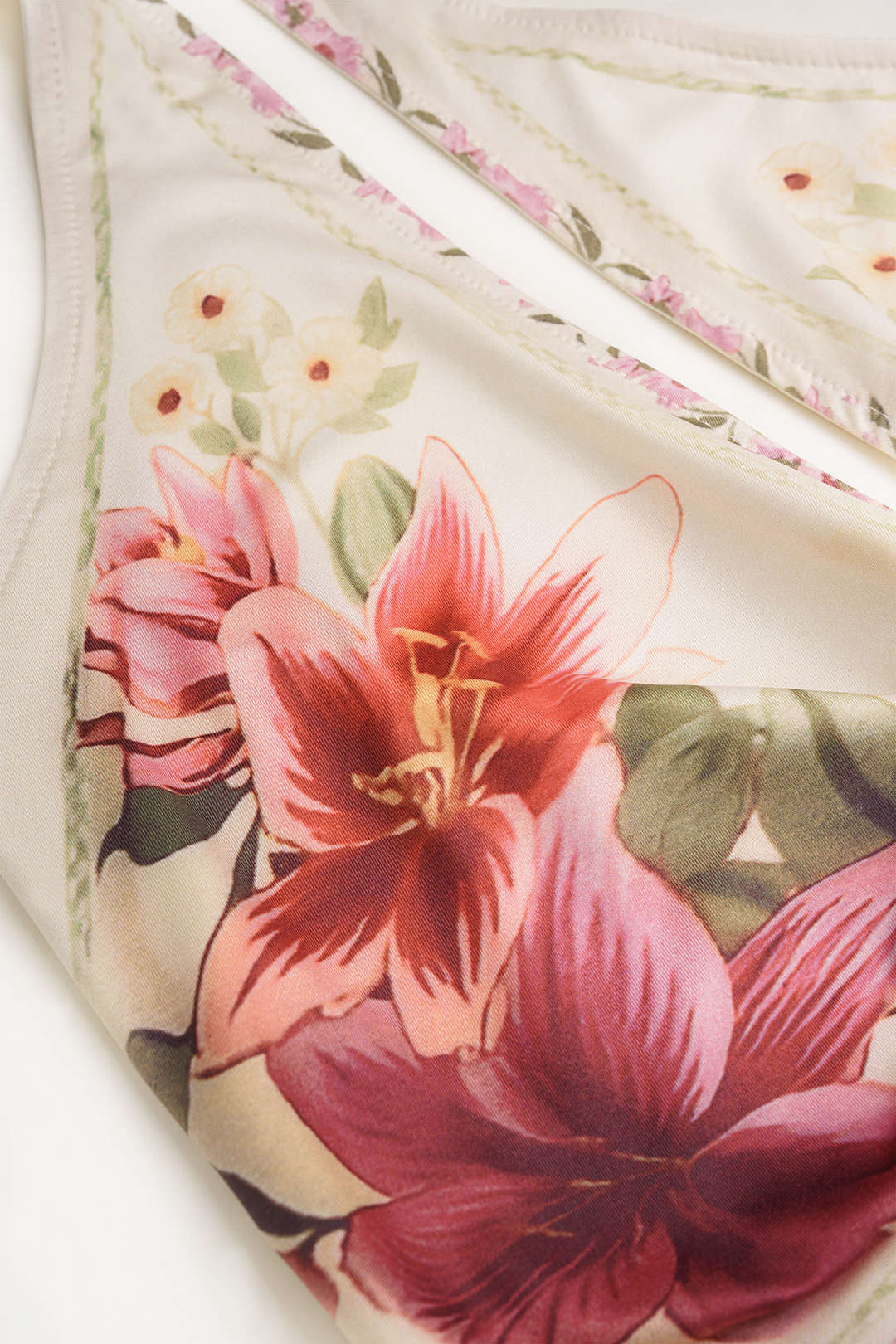 Bloemenprint satijnen top met halternek, strik en open rug