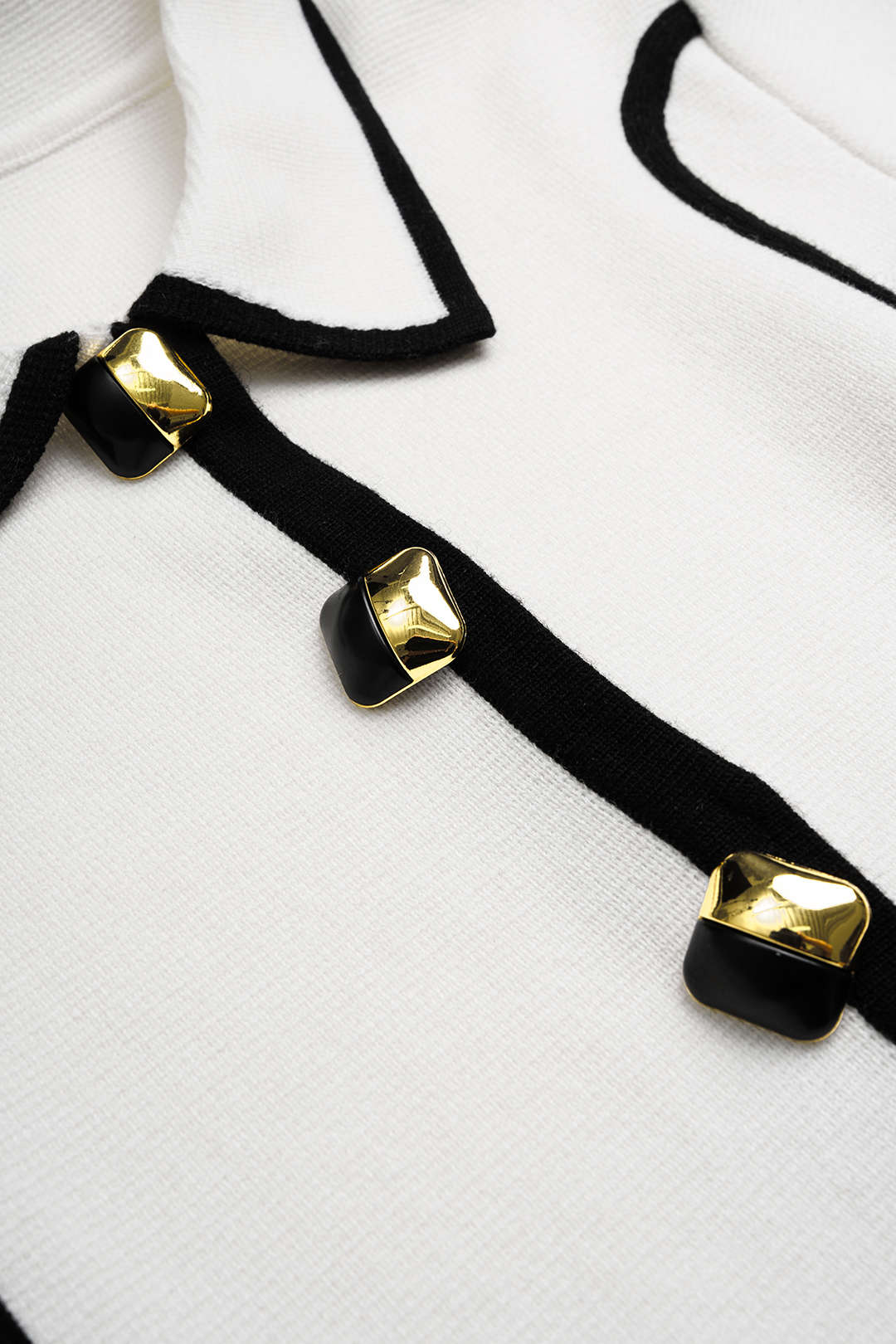 Gebreide metallic top met knoopjes en lange mouwen