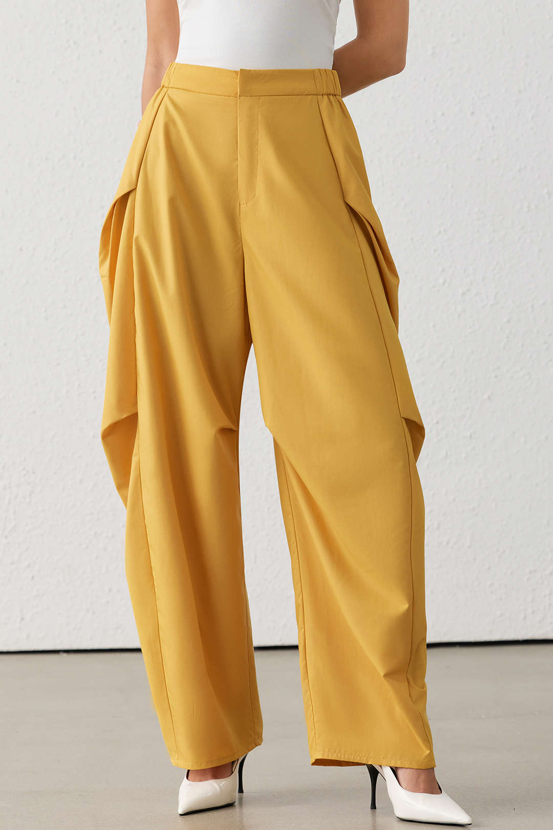 Effen broek met ruches en ballonmodel