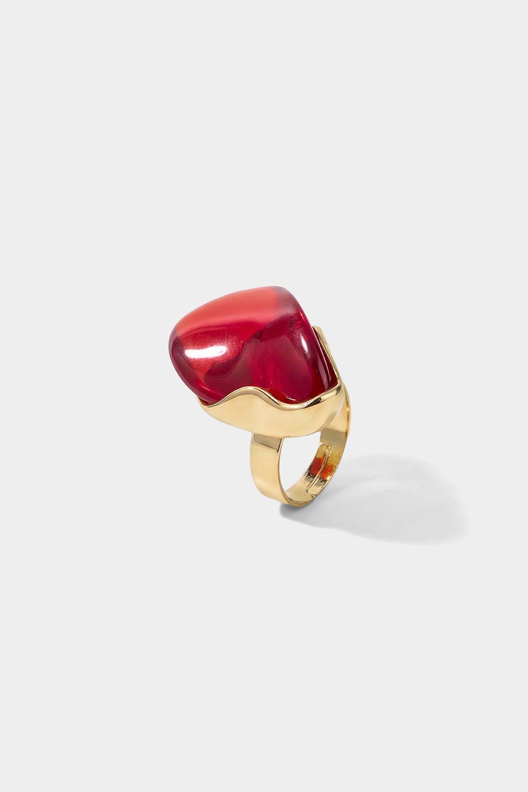 Onregelmatige ring van amberkleurig hars