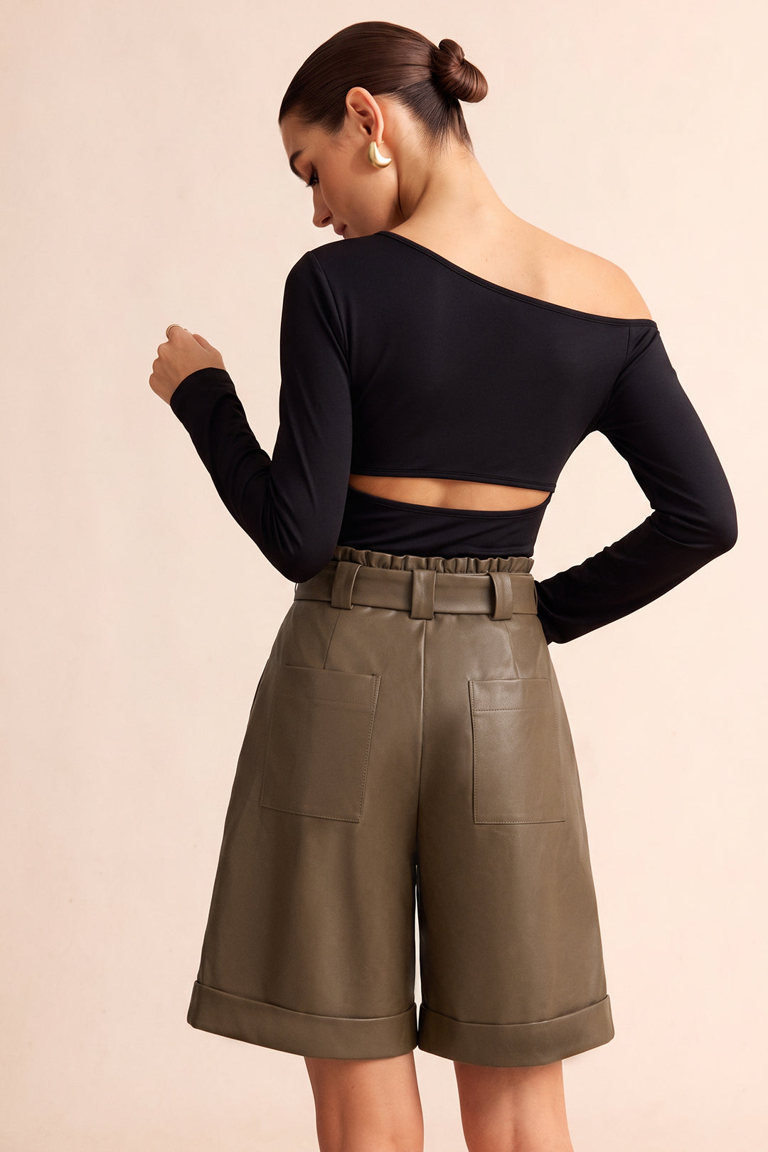 Leren-look metallic short met riem en rechte pijp
