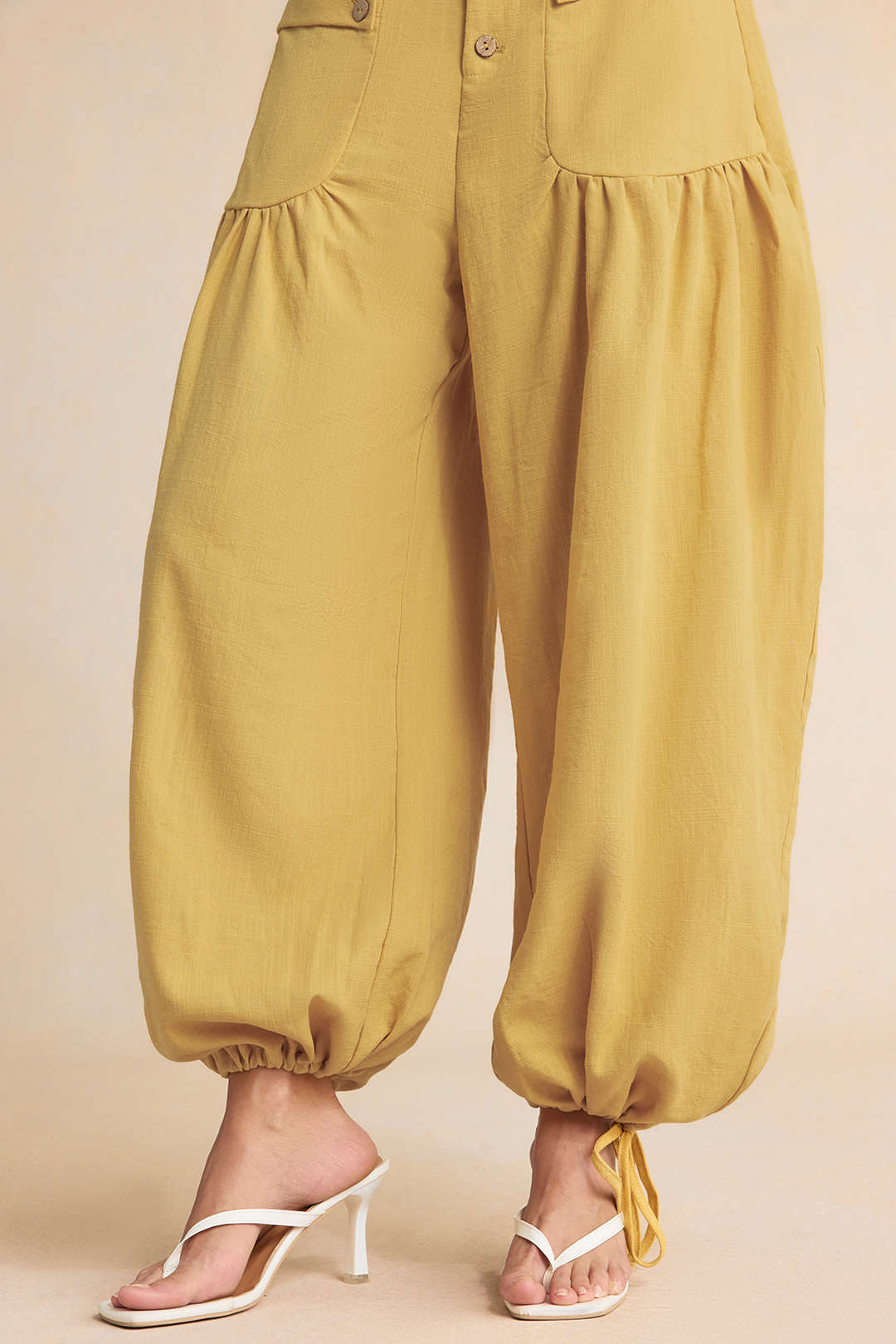 Broek met knoopjes, zakken en strik