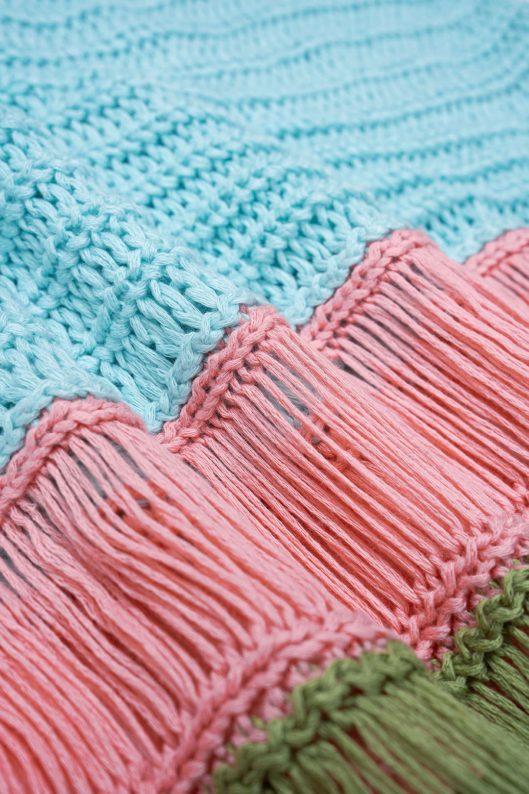 Nina - Gebreide mouwloze midijurk met ronde hals en franjes