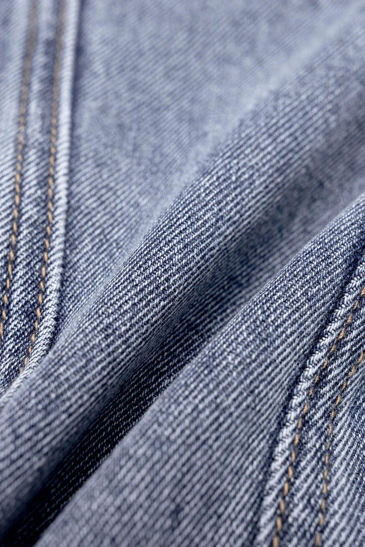 Denim top met ronde hals, naaddetails en ritssluiting.