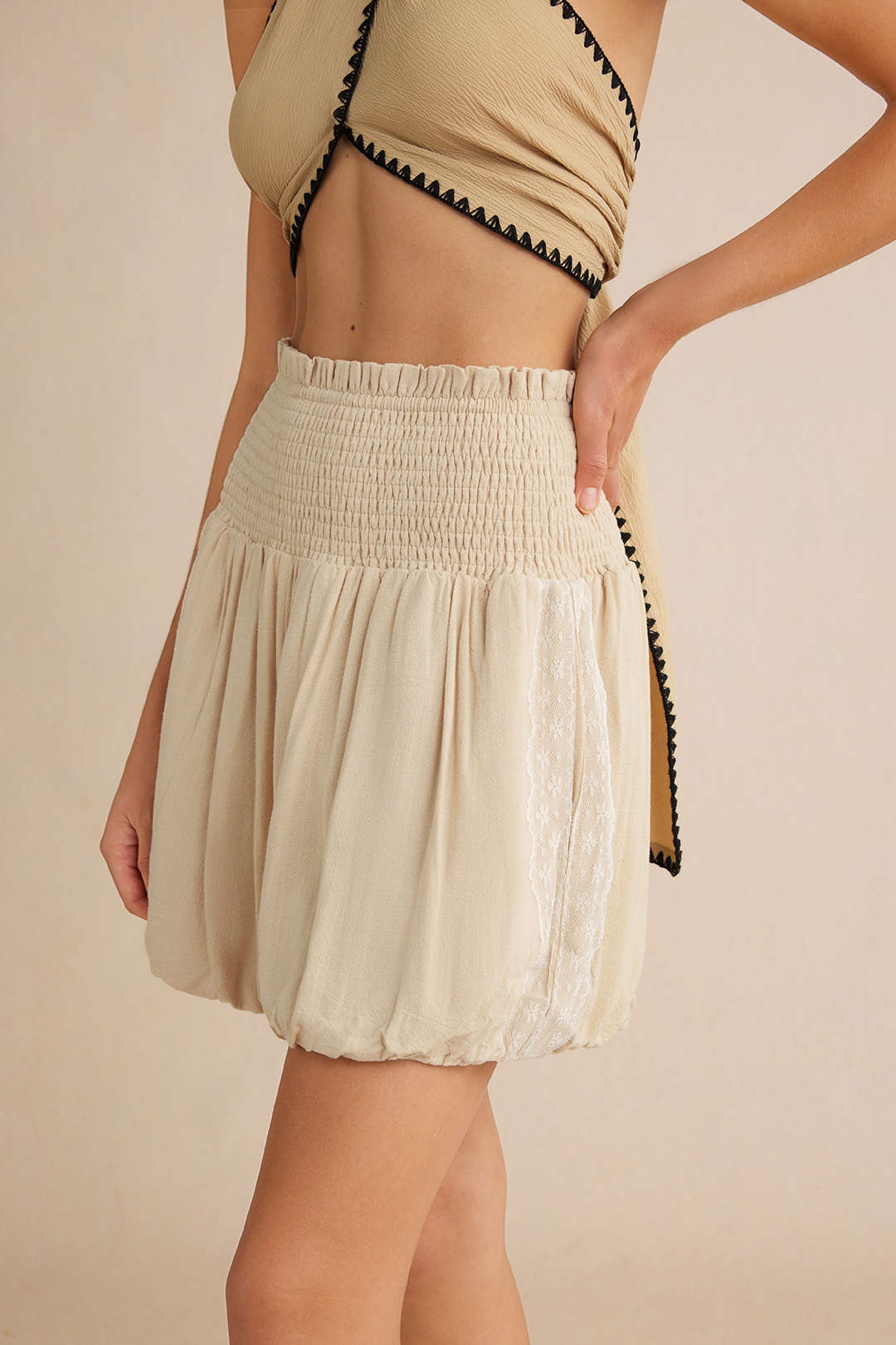 Short met hoge taille, smokwerk en ruches
