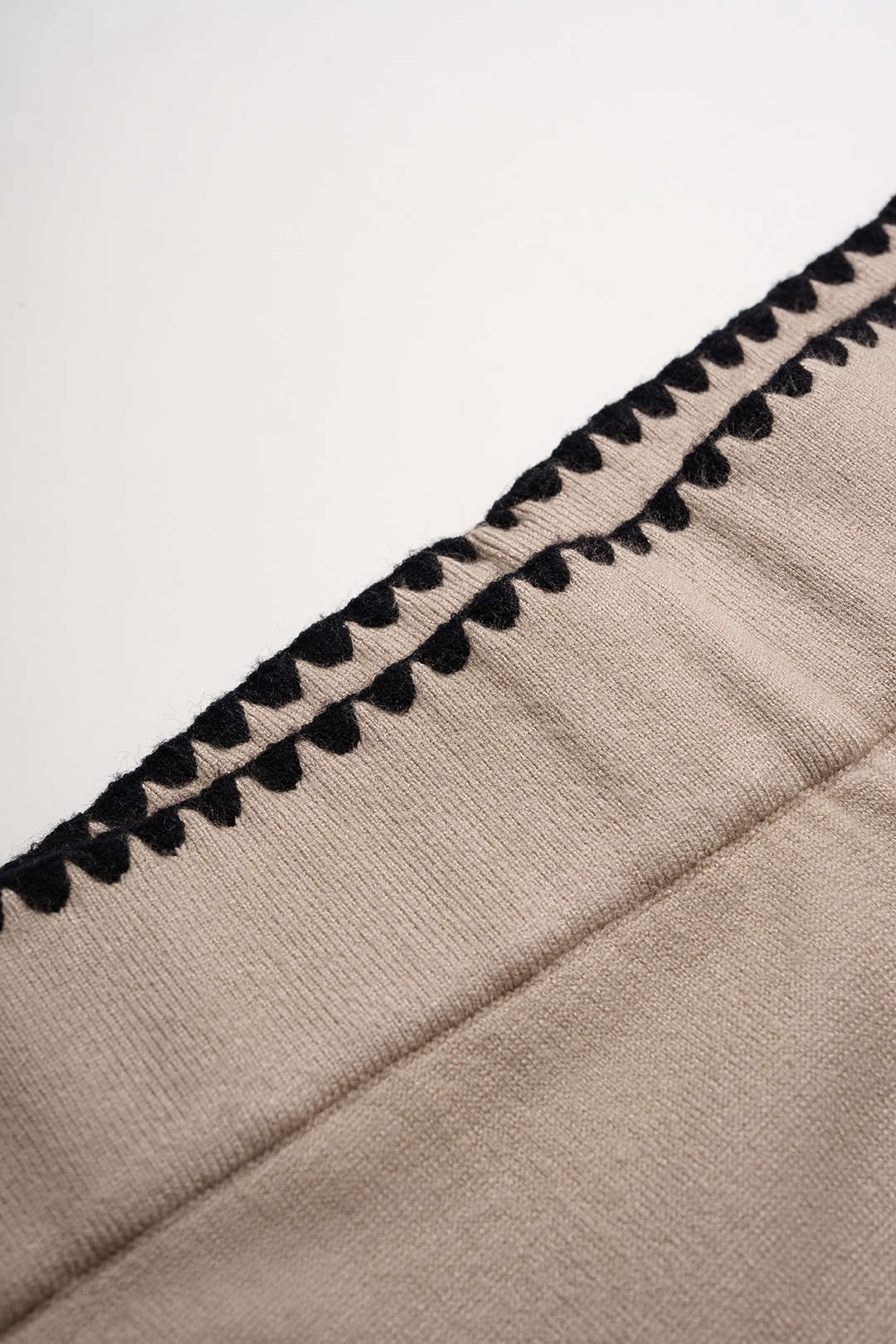 Gebreide broek met borduursel en wijde pijpen