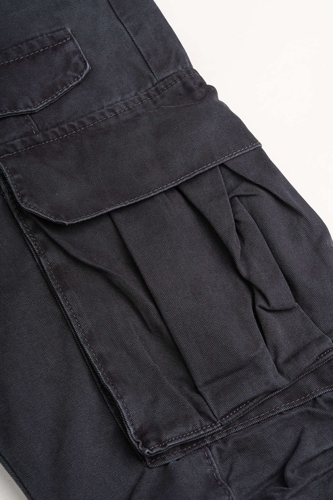 Broek met zakken, studs en wijde pijpen