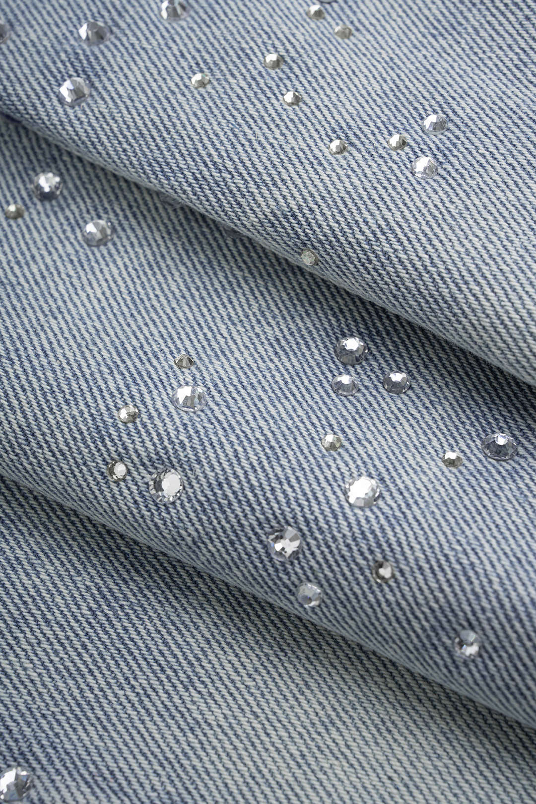 Denim jasje met strass en knoopjes