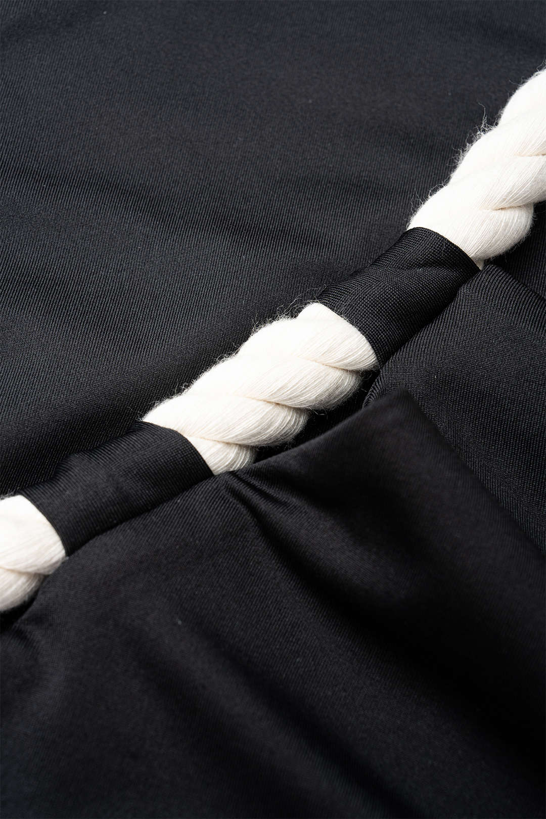 Mouwloze body met halternek, gedraaid detail en knoopdetail
