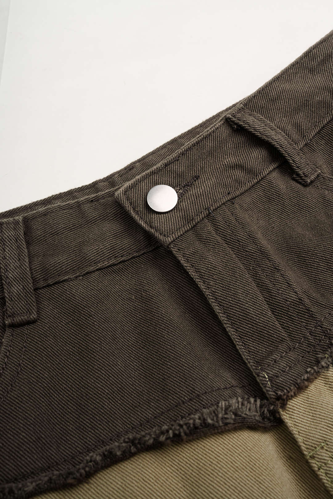 Jeans met rafelrand, wijde pijpen en zakken