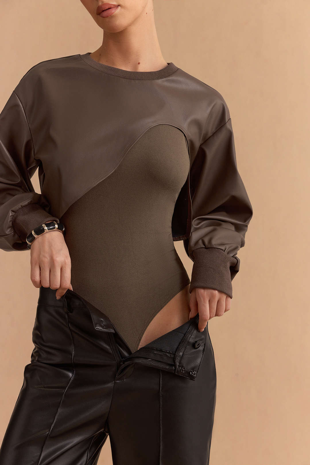 Hailey - Leren-look patchwork body met ronde hals en lange mouwen