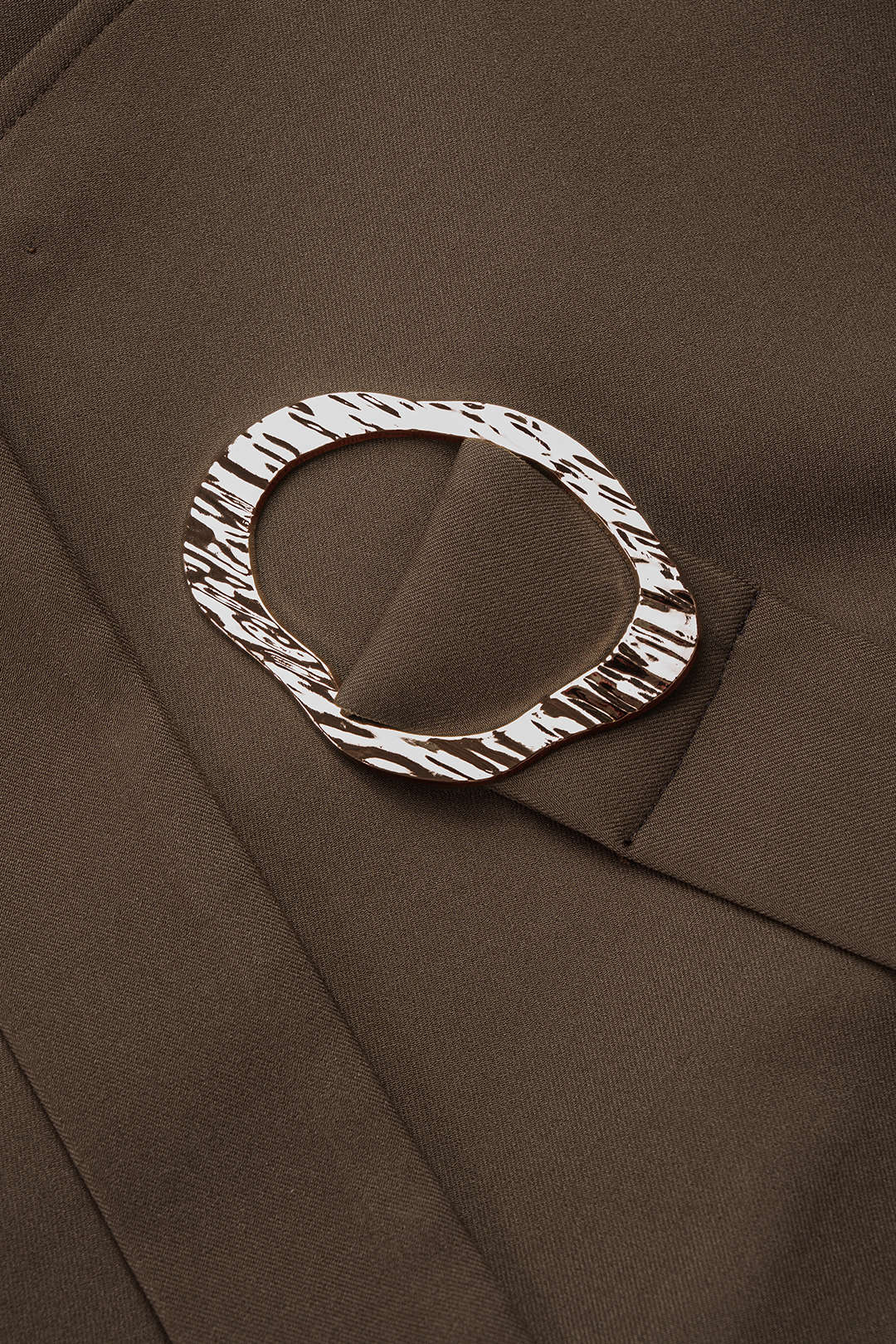 Metallic minijurk met V-hals, riem en lange mouwen