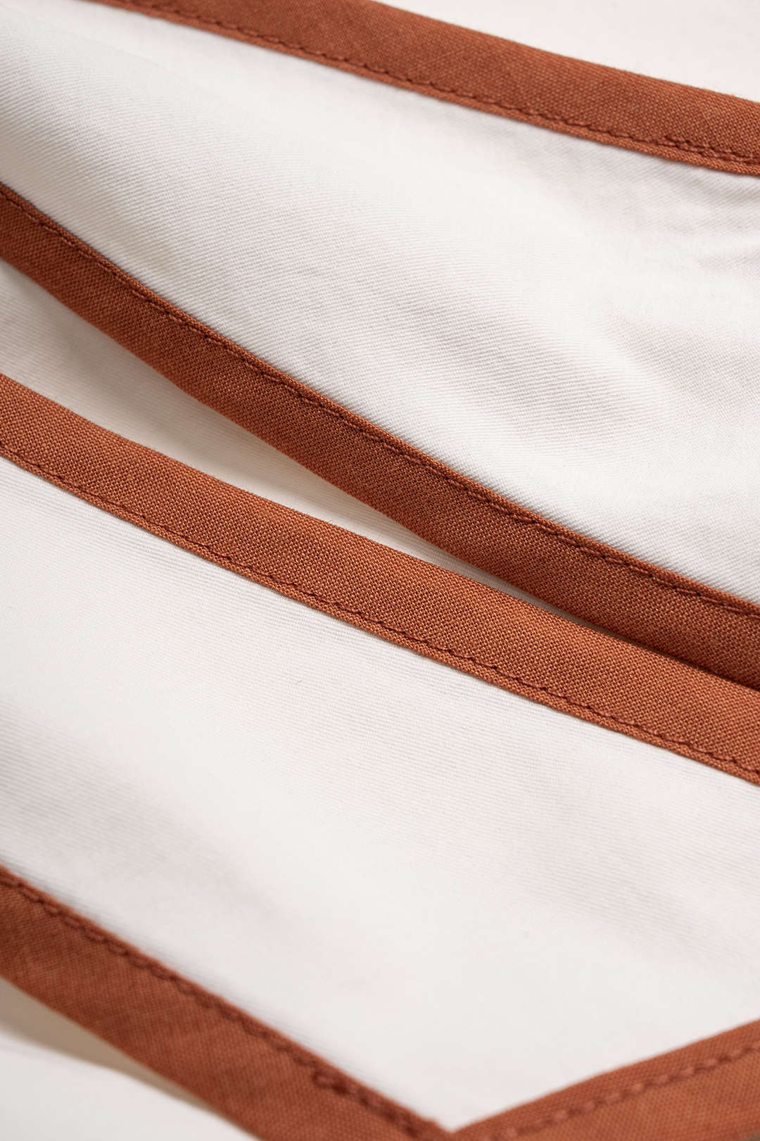 Mouwloze midijurk met halternek en V-hals