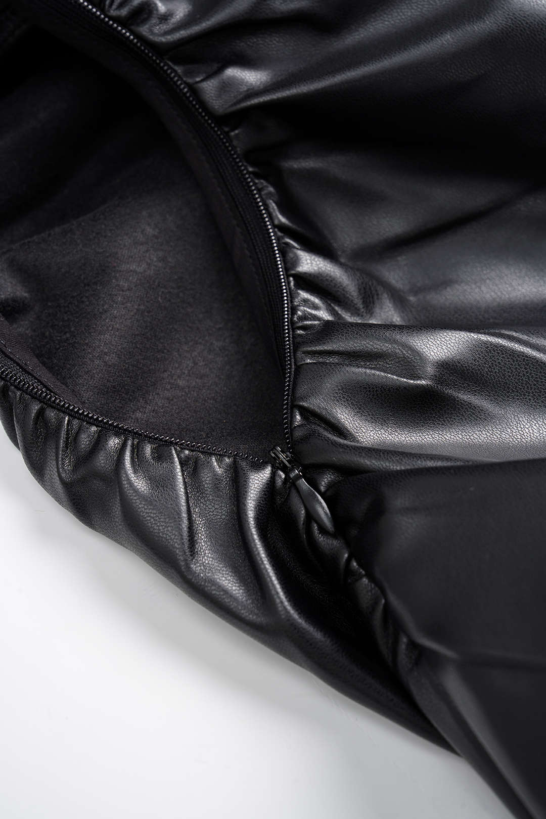 Leren-look minijurk met kettingdetail en blote schouders