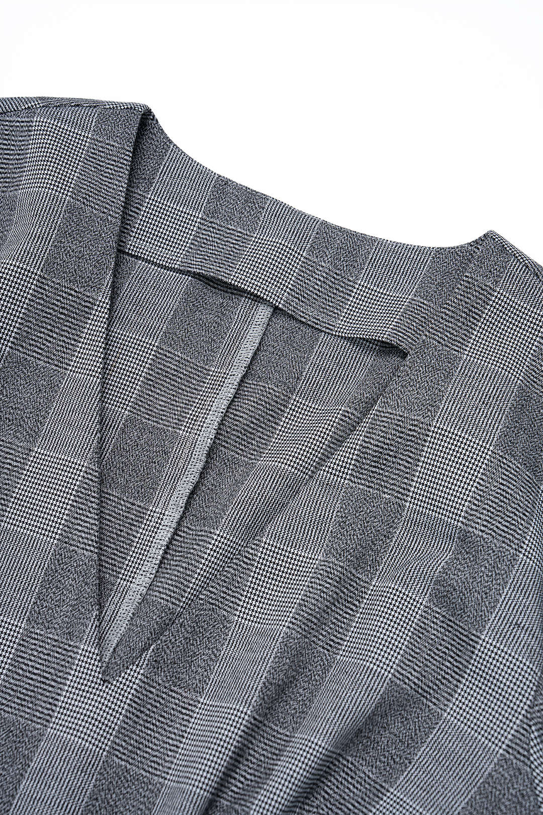 Geruite asymmetrische midijurk met V-hals en knoopdetail