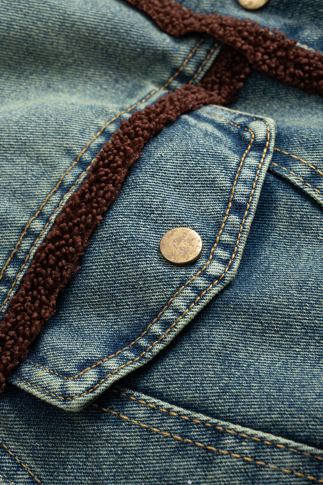 Denim patchwork item met knoopjes en zakken