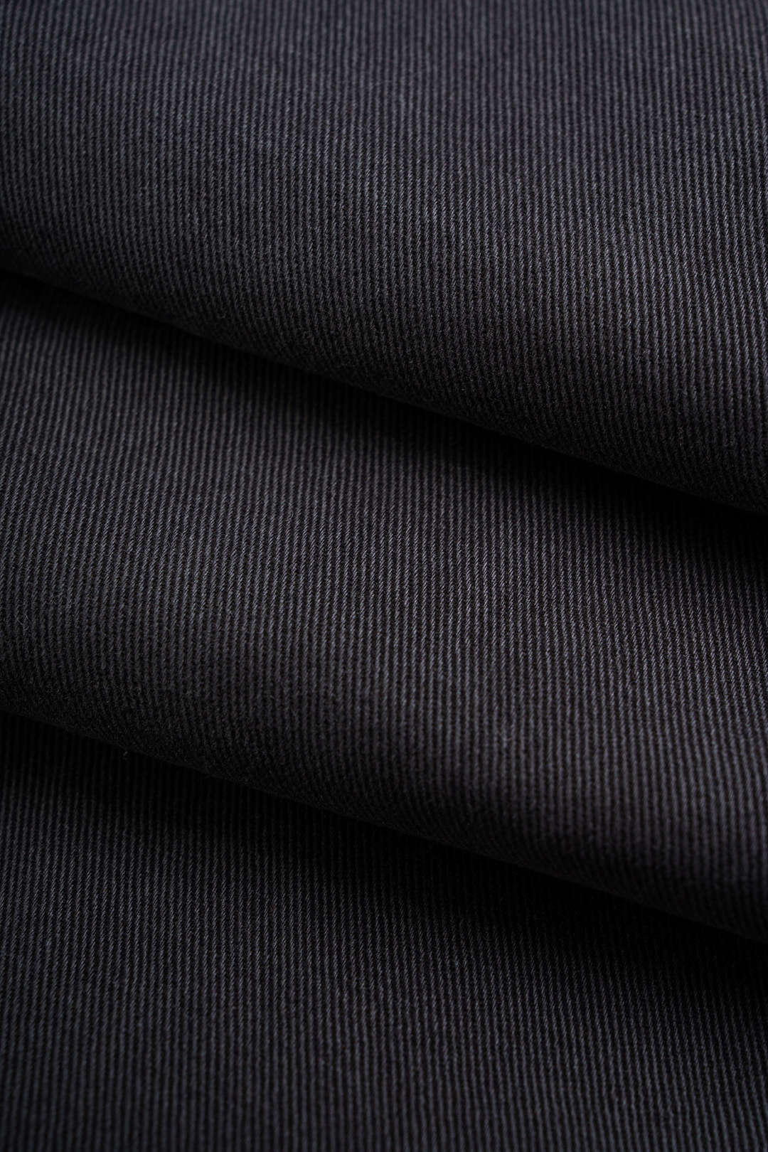 Broek met zakken, studs en wijde pijpen