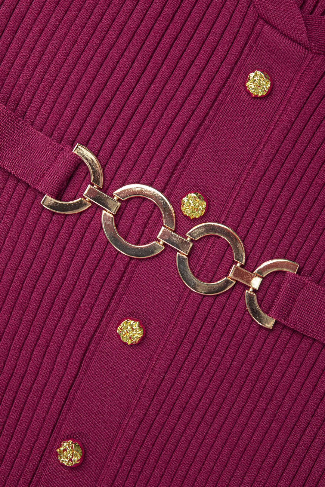 Gebreide metallic maxijurk met riem, V-hals en lange mouwen