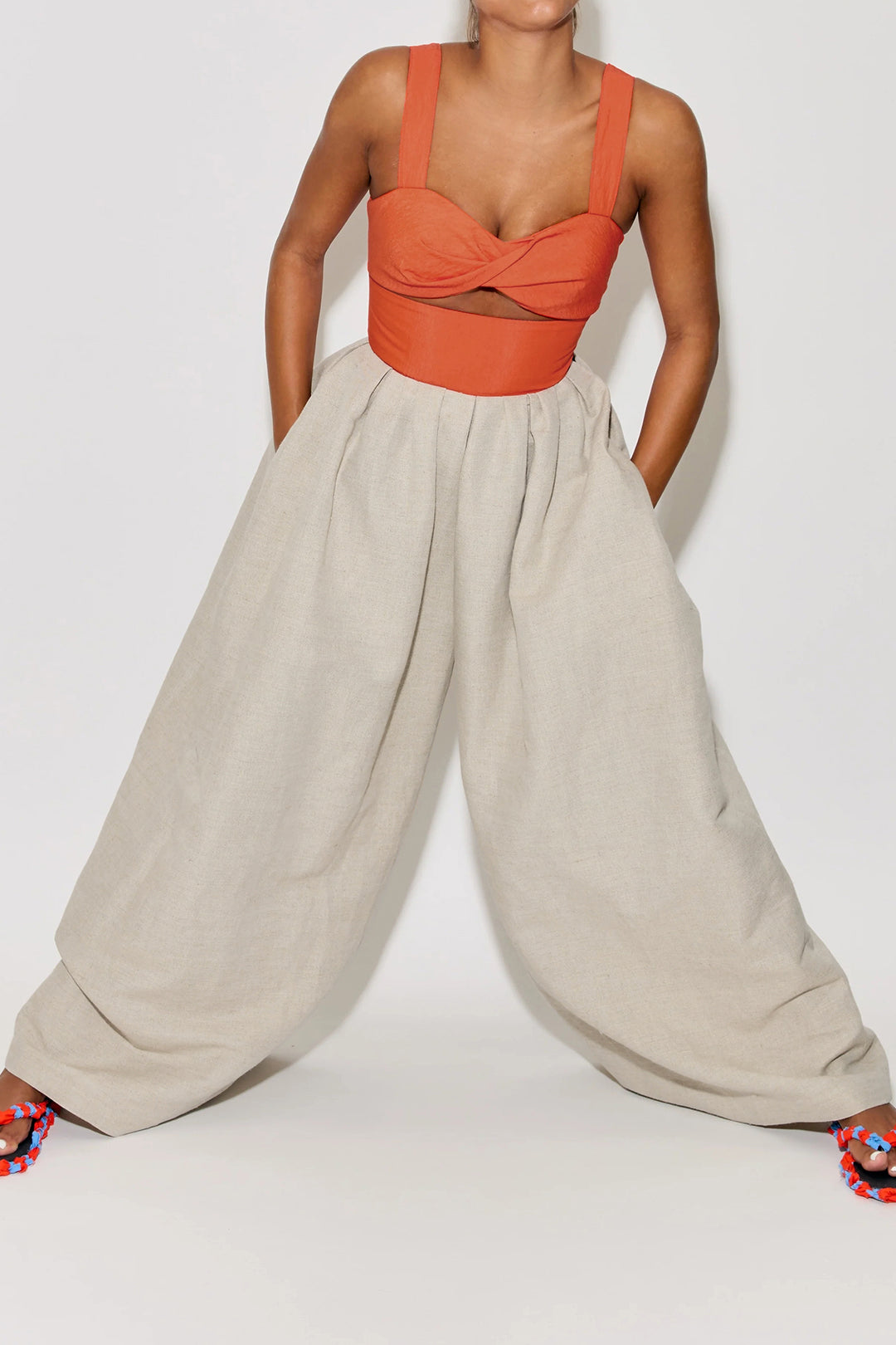 Mouwloze jumpsuit met uitsnijding en gedraaid detail