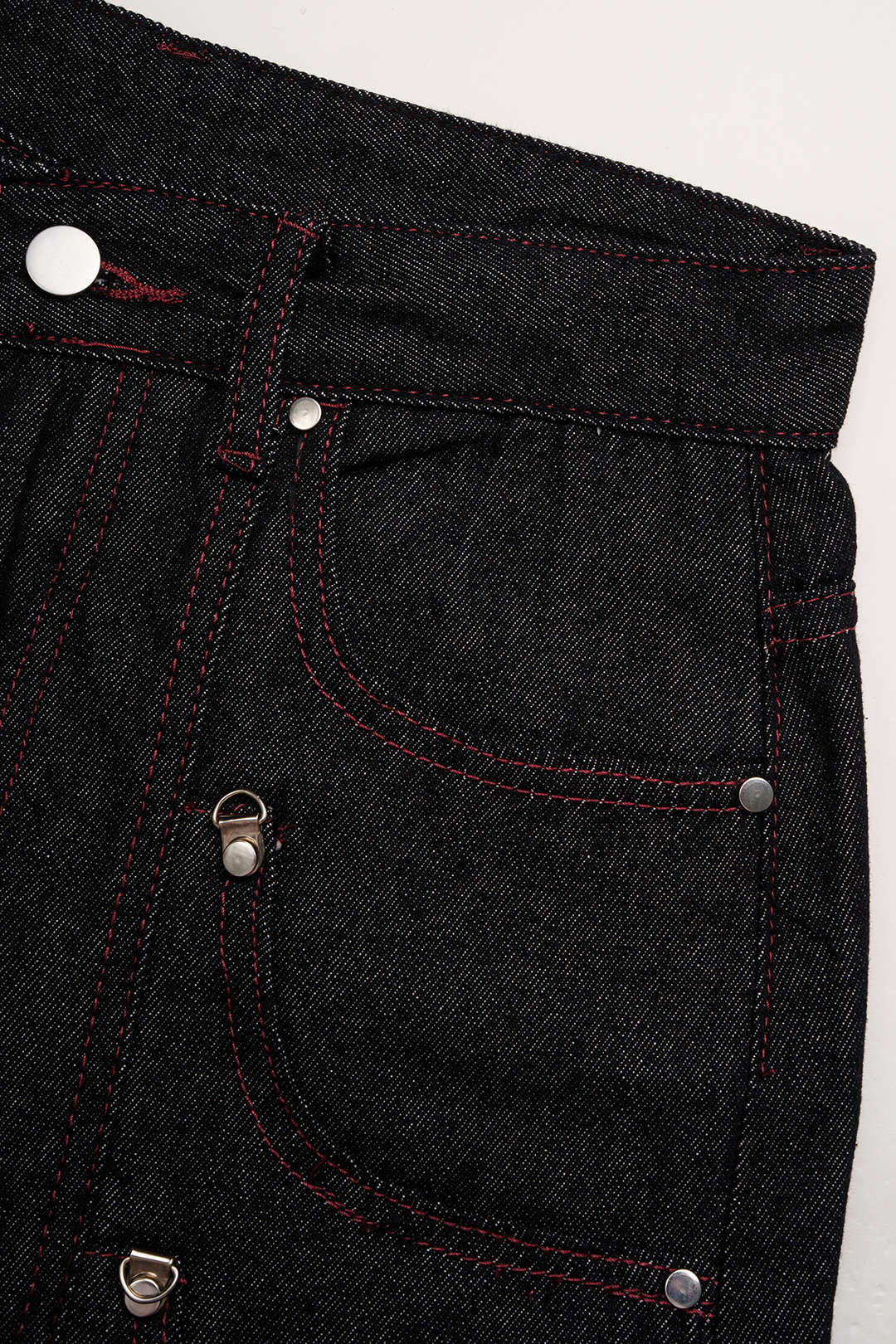 Metallic jeans met zakken, knoopjes en rechte pijp