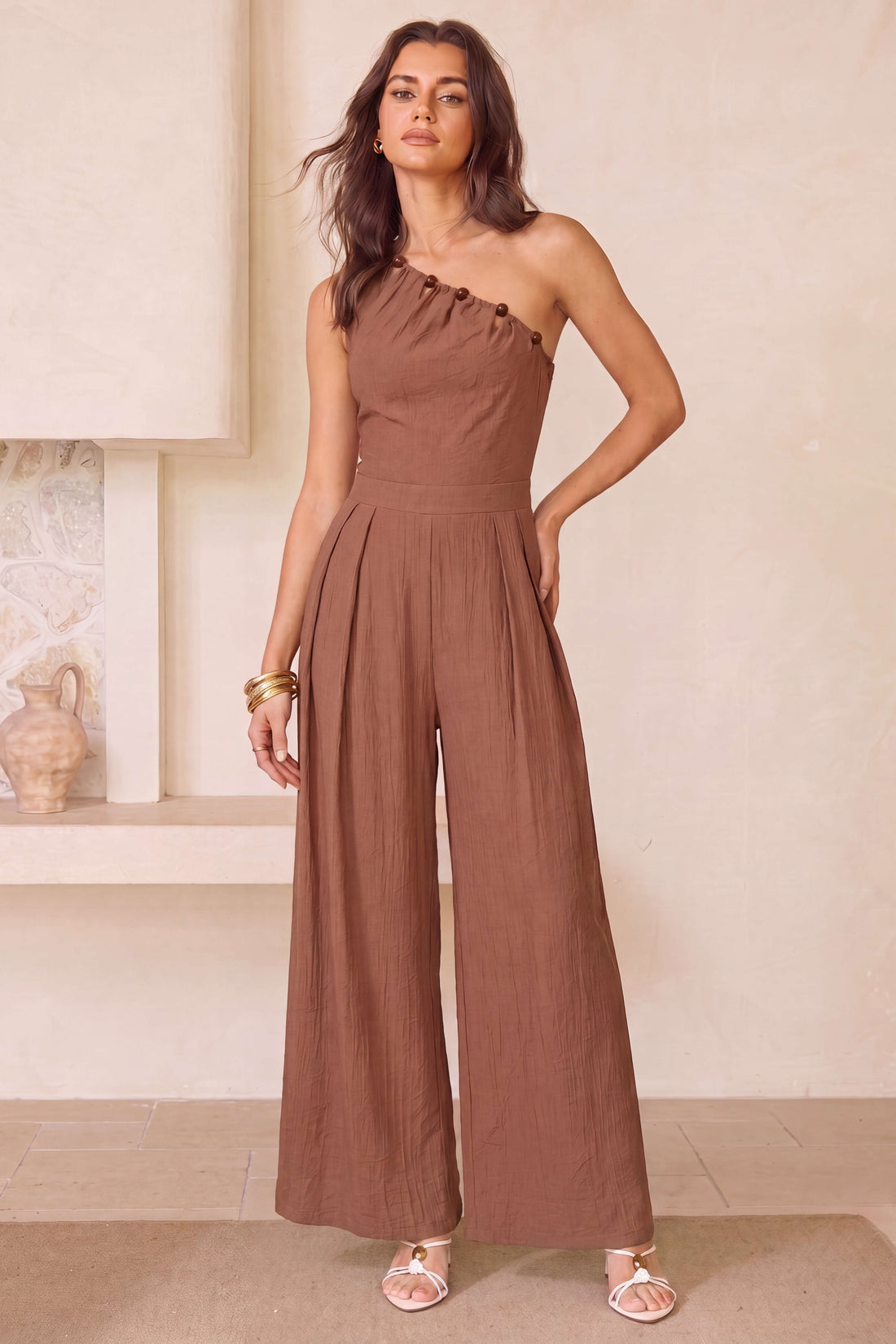 Mouwloze jumpsuit met één schouder, kralen en uitsnijding