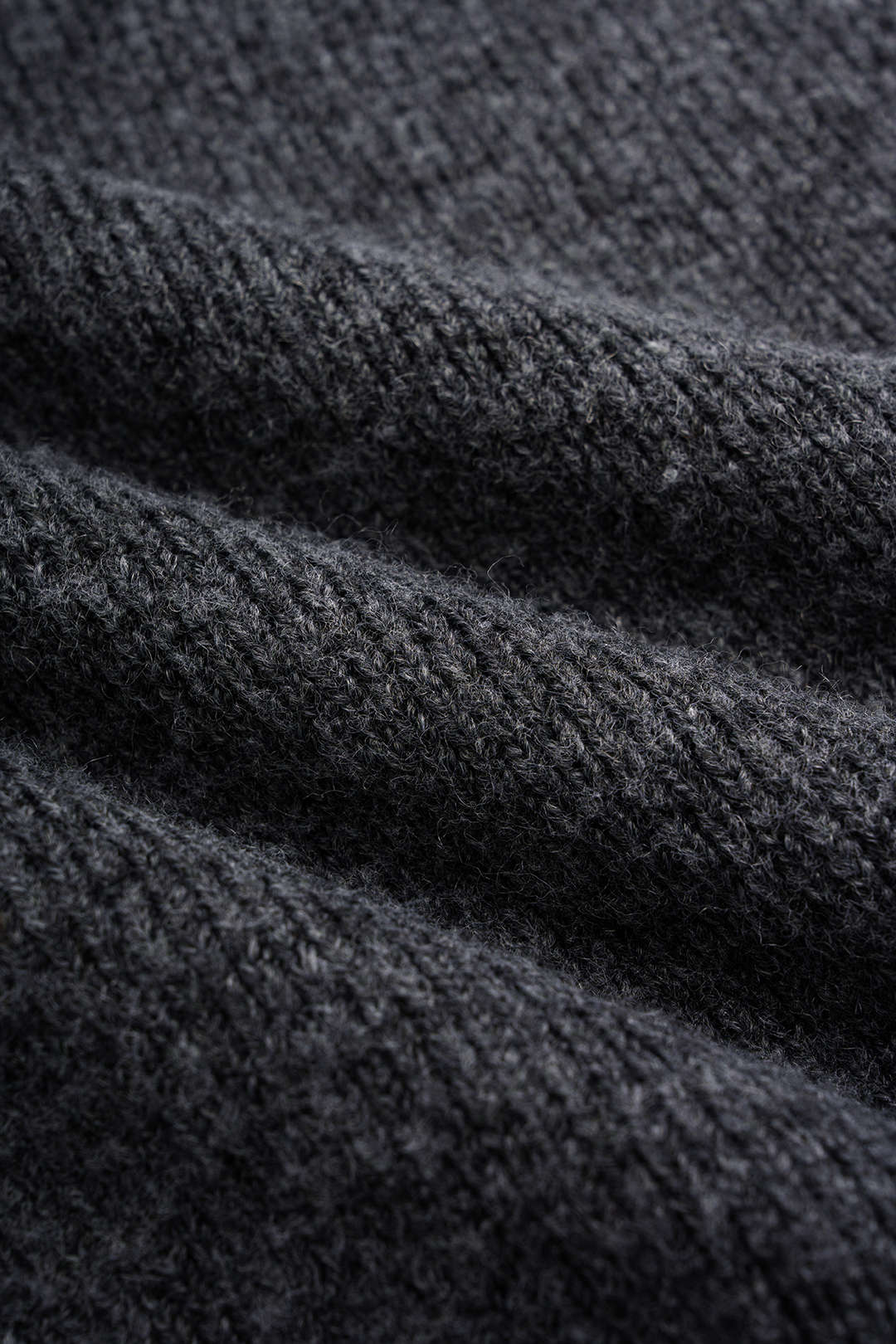 Gebreide broek met col, riem en korte mouwen