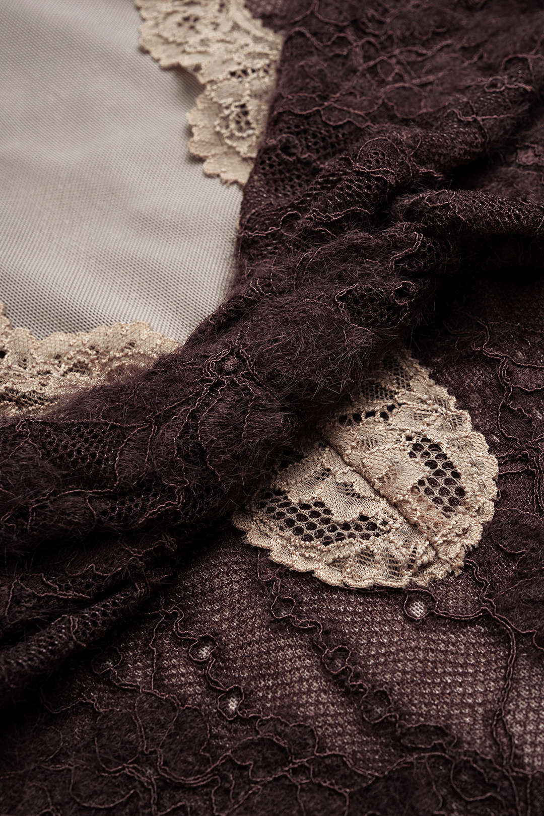 Body met kant, V-hals en gedraaid detail