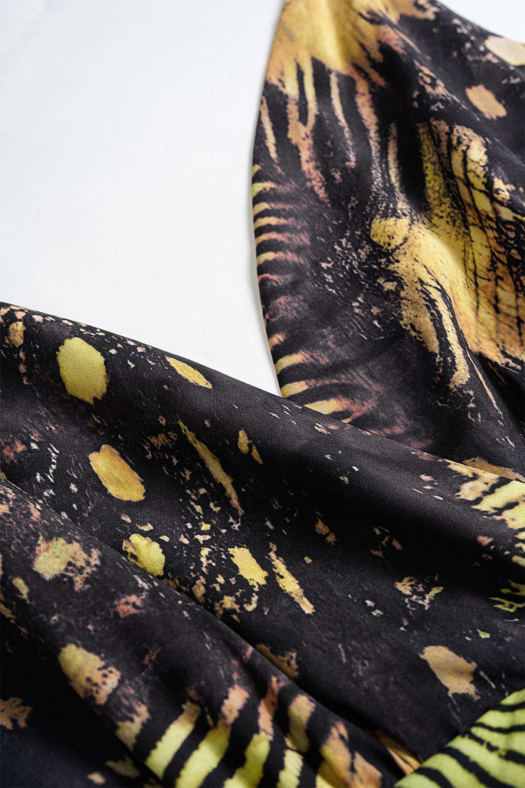 Metallic asymmetrische minijurk met kettingdetail