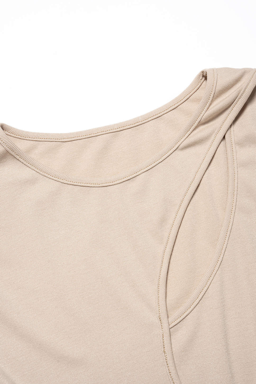 Asymmetrisch T-shirt met ronde hals en uitsnijding