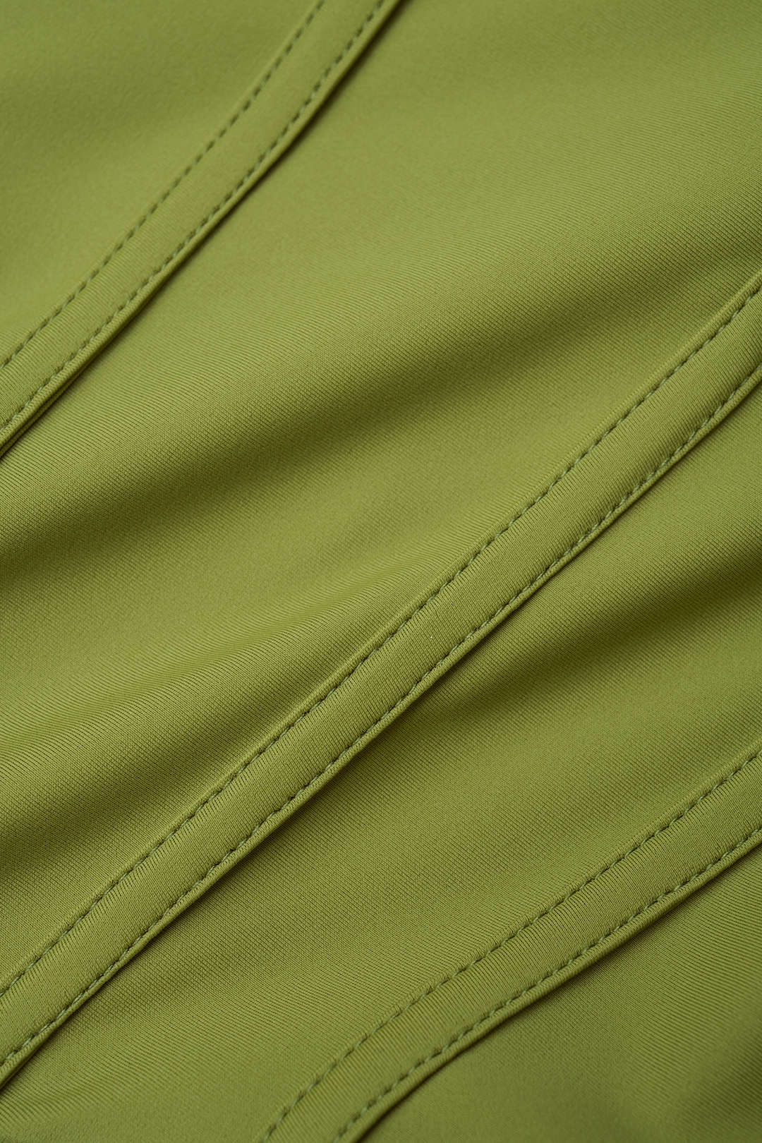 Mouwloze body met gedraaid detail, knoopdetail en ruches