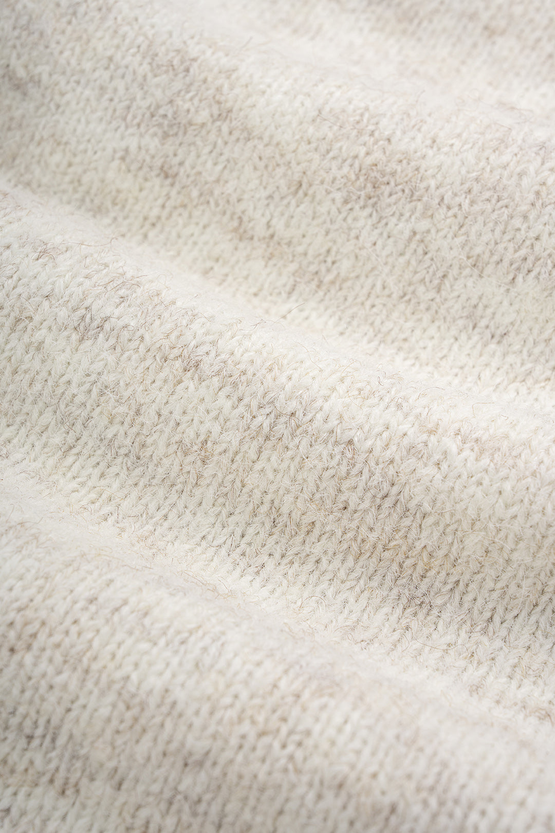 Gebreid gestreept vest met V-hals en knoopdetail