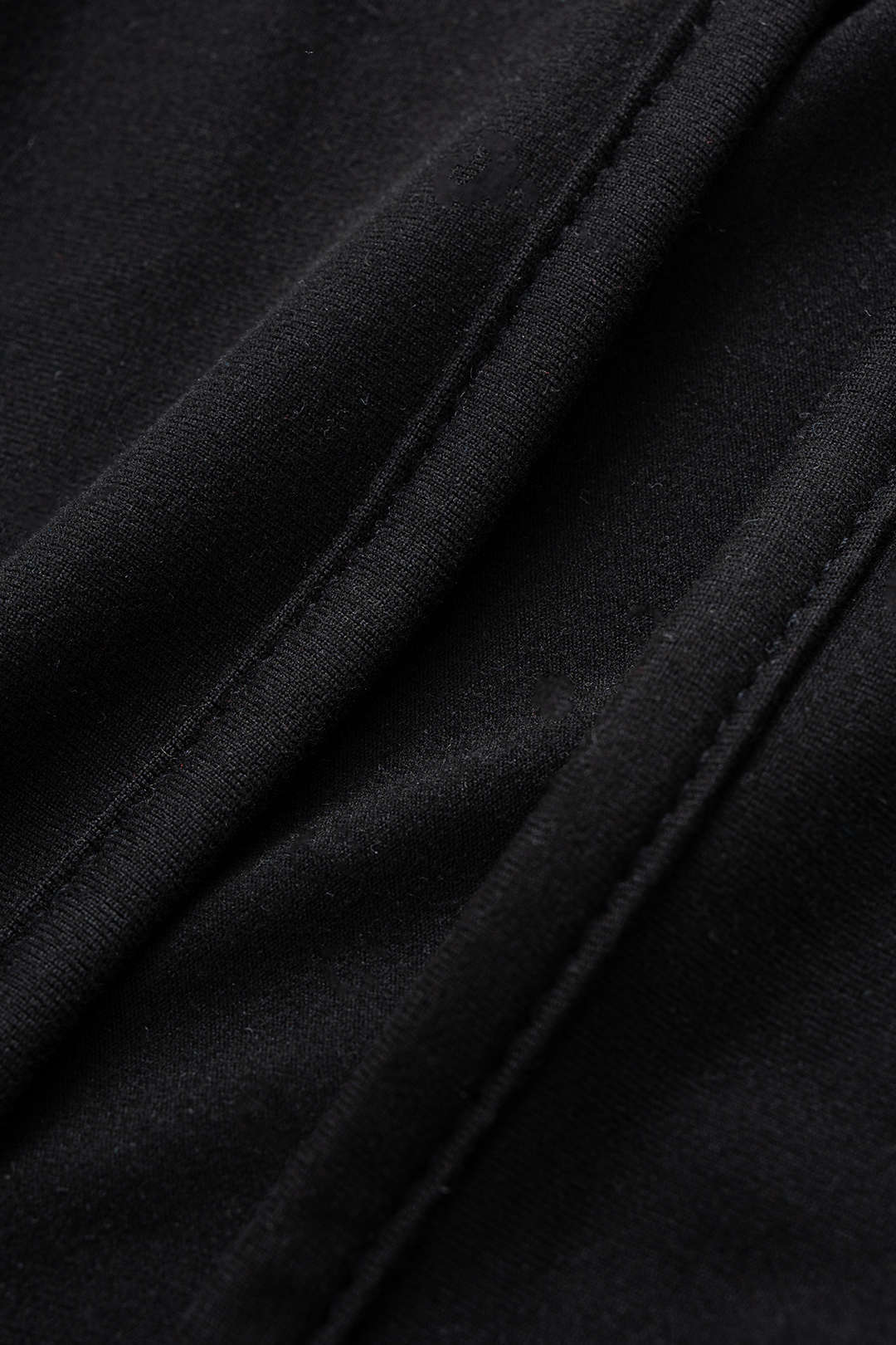 Asymmetrische top met uitsnijding, ruches en lange mouwen