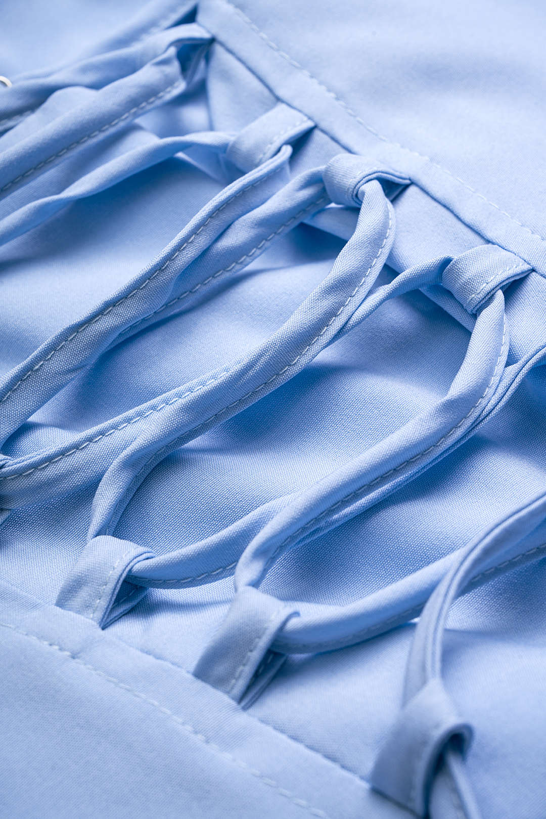 Mouwloze maxijurk met gedraaid detail, knoopdetail en ruches