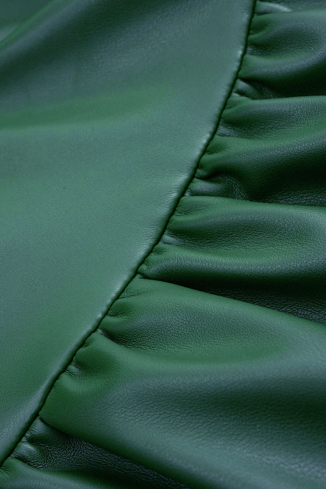 Leren-look mouwloze minijurk met ruches en gedraaid detail
