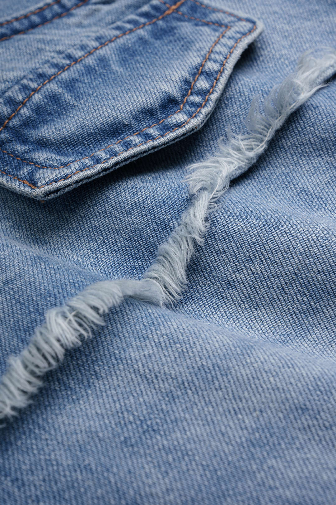 Asymmetrische jeans met rafelrand en wijde pijpen