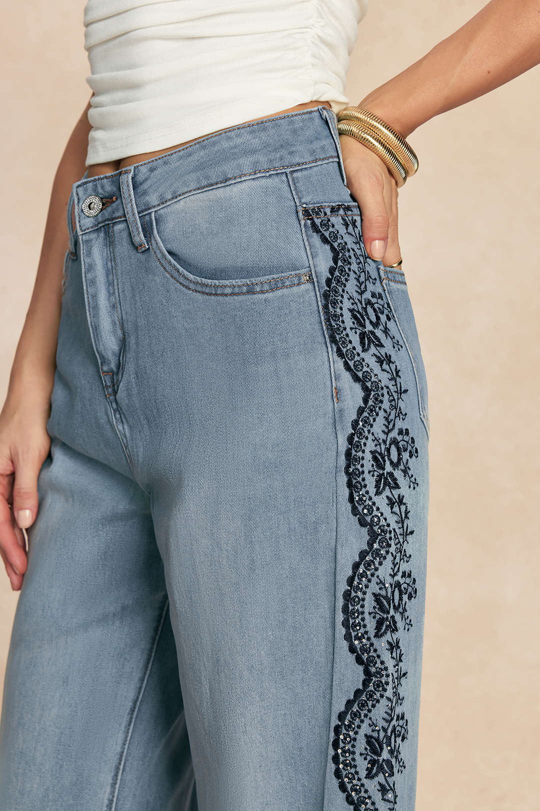 Jeans met borduursel en rechte pijp