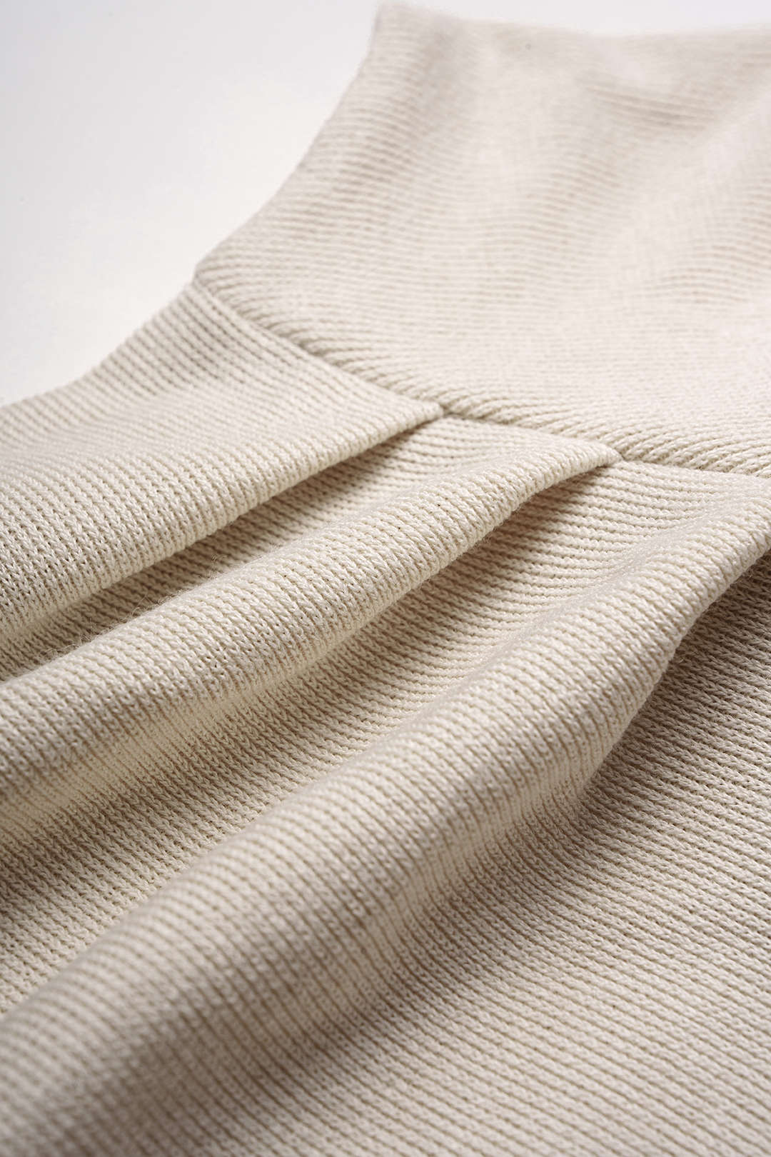 Asymmetrische top met één schouder, ruches en lange mouwen
