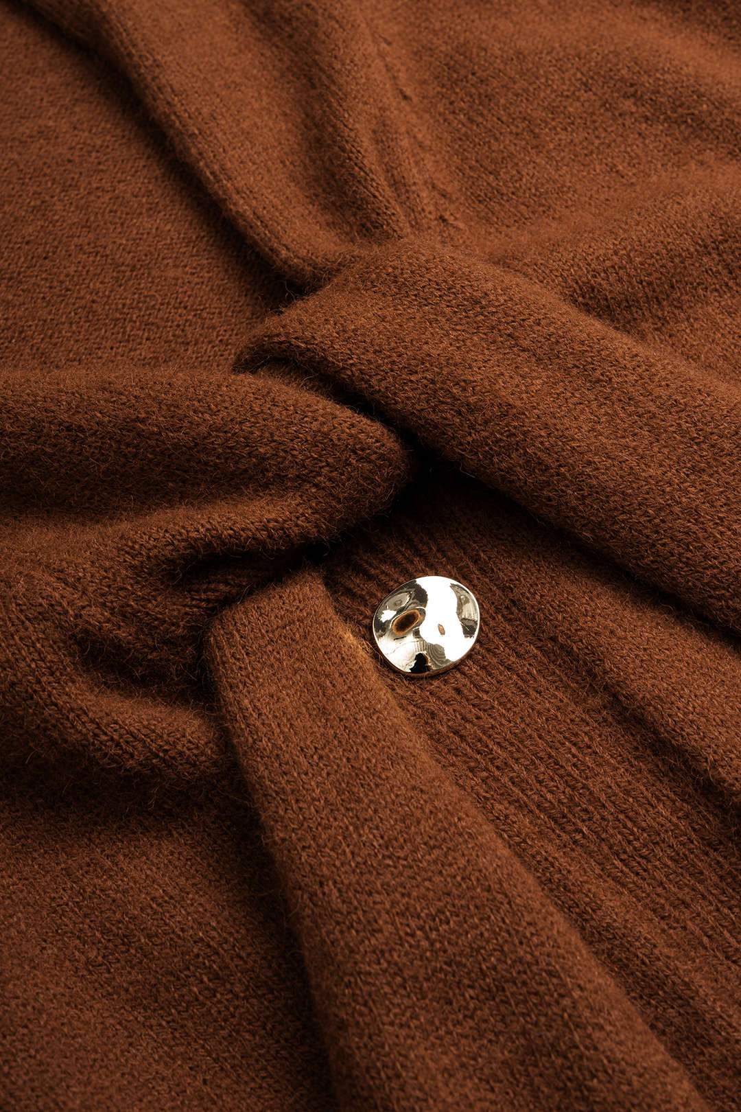 Gebreide metallic top met knoopjes en knoopdetail