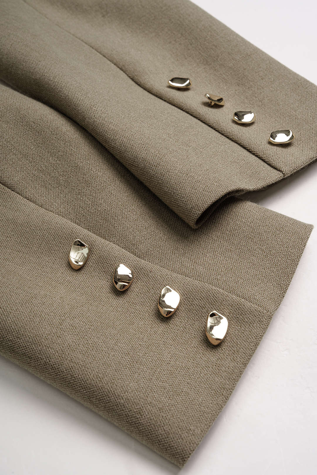 Metallic blazer met reverskraag, knoopjes en smokwerk