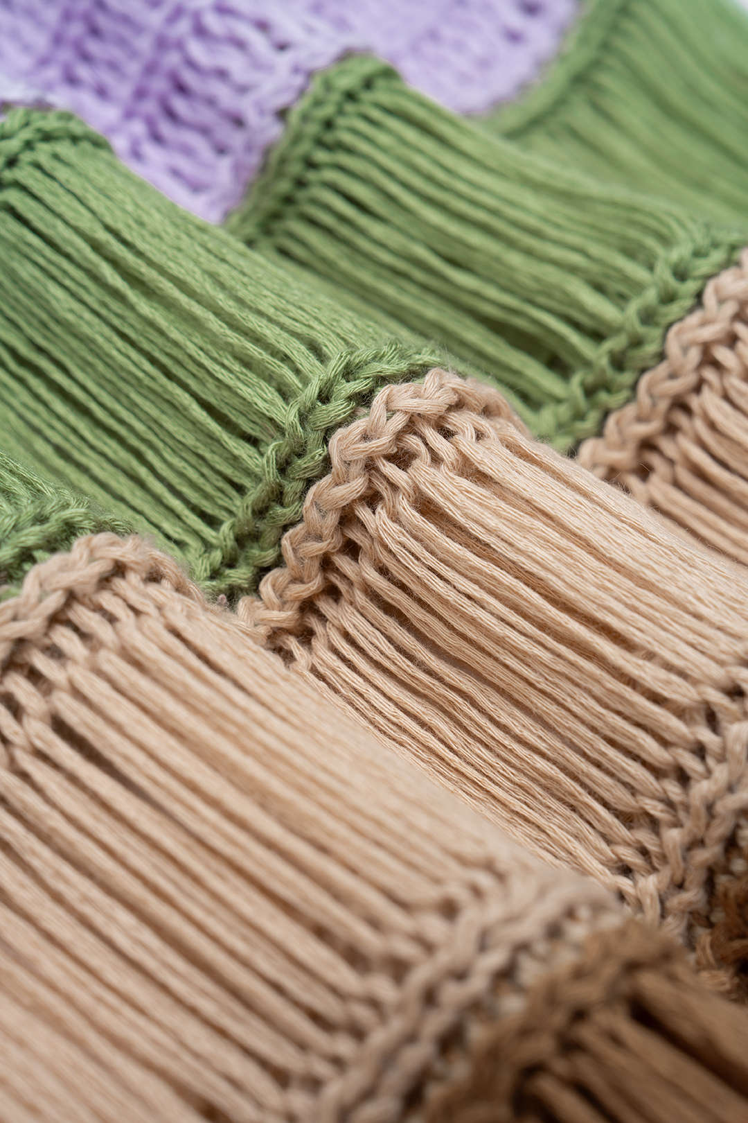 Nina - Gebreide mouwloze midijurk met ronde hals en franjes