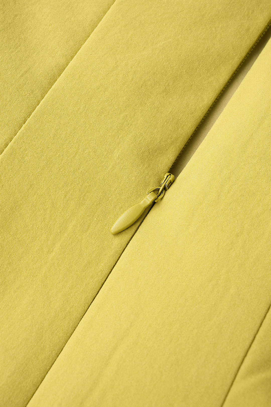 Mouwloze midijurk met halternek en ruches